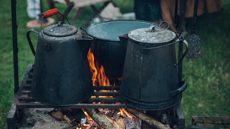 چای ذغالی در کمپینگ